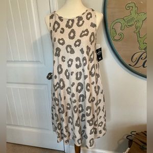 Sleeveless swing dress with pockets
